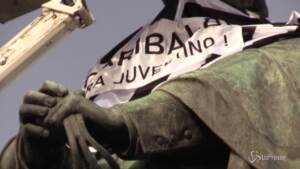 Garibaldi era juventino, maglia bianconera gigante sulla statua a Napoli: il blitz di Napoli Capitale