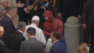 Sorpresa per Papa Francesco: in udienza generale compare anche Spiderman