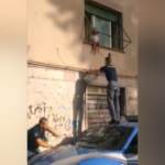 Roma: bimba di 2 anni in bilico sulla finestra, salvata dai poliziotti