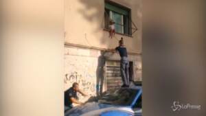 Roma: bimba di 2 anni in bilico sulla finestra, salvata dai poliziotti