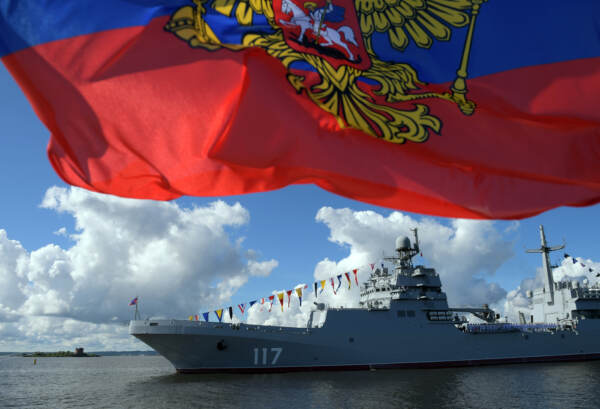 Crimea, spari di avvertimento da Russia a nave da guerra britannica