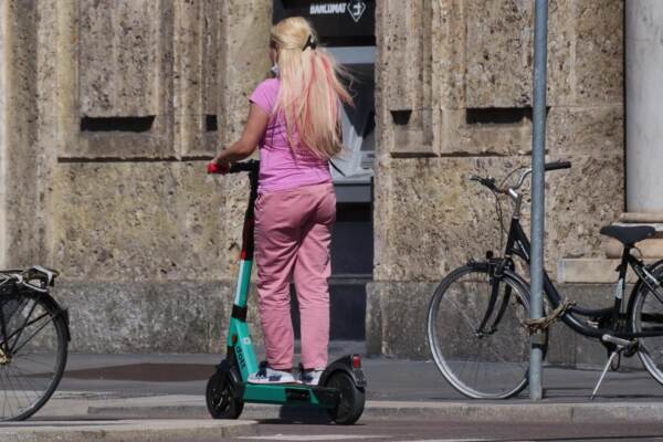 Dilaga a Milano la moda del monopattino elettrico