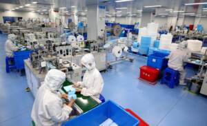 Produzione di mascherine mediche a Zaozhuang in Cina