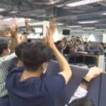 Hong Kong, ultima edizione dell’Apple Daily: centinaia in coda alle edicole