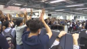 Hong Kong, ultima edizione dell’Apple Daily: centinaia in coda alle edicole
