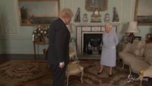 Regno Unito: riprendono gli incontri in presenza tra la Regina Elisabetta e il premier Johnson