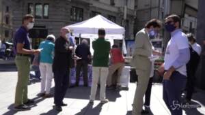 persone al banchetto dell'associazione luca coscioni a Milano