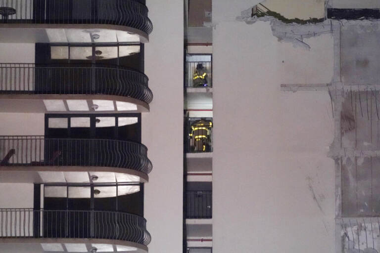 Crolla edificio di 12 piani a Miami: le immagini – FOTOGALLERY