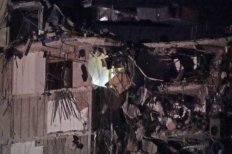 Edificio crollato Miami, macerie e detriti