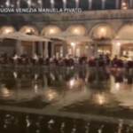 Acqua alta a Venezia, le immagini suggestive di piazza San Marco