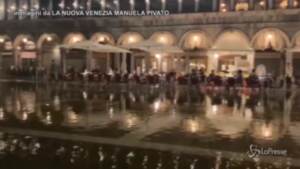 Acqua alta a Venezia, le immagini suggestive di piazza San Marco