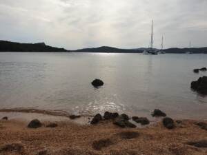 Sardegna, si tuffa in mare per salvare due ragazze e poi muore in spiaggia