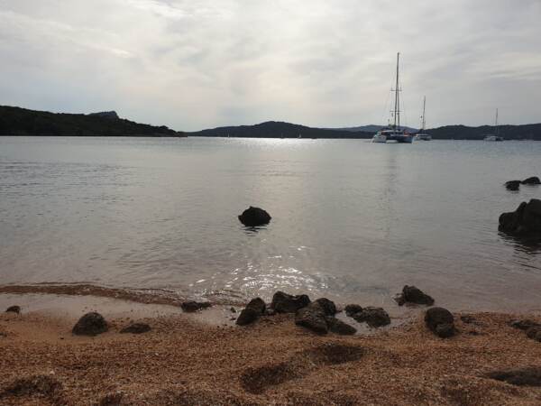 Sardegna, si tuffa in mare per salvare due ragazze e poi muore in spiaggia