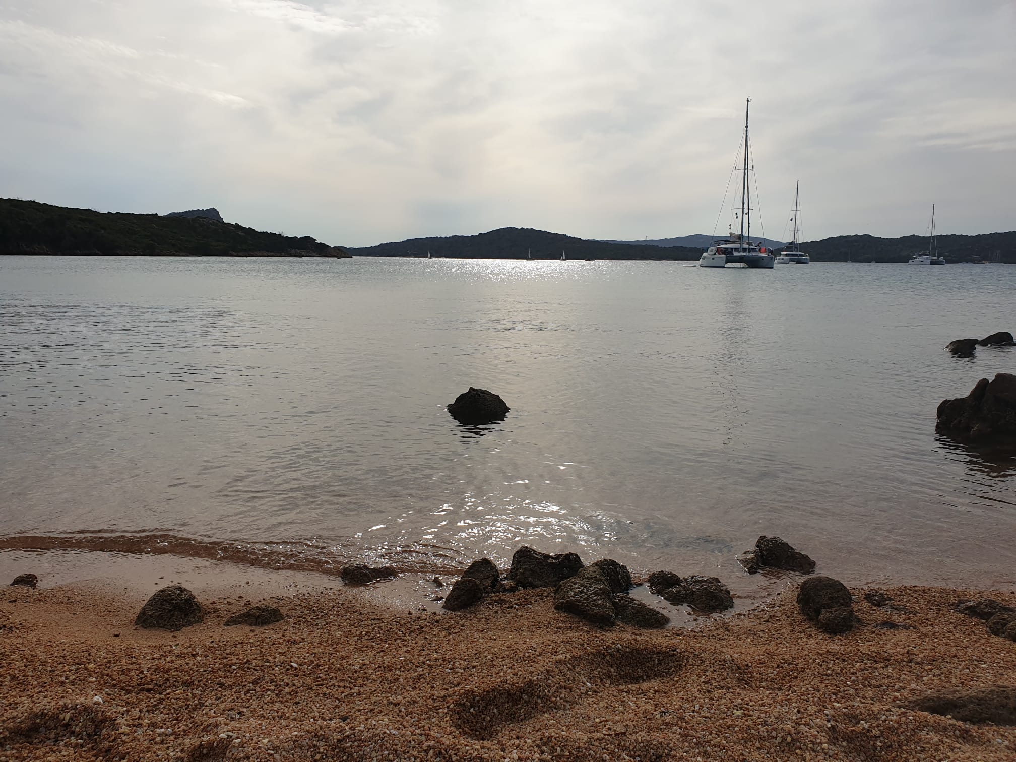 Sardegna, si tuffa in mare per salvare due ragazze e poi muore in spiaggia Sardegna, si tuffa in mare per salvare due ragazze e poi muore in spiaggia