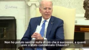 Joe Biden seduto