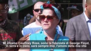 La fidanzata di Floyd, Courtney Ross, in piazza