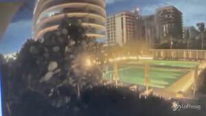 Immagine notturna del palazzo di Miami che crolla