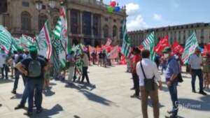 piazza castello a torino con bandiere sindacati