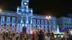 Spagna, addio alla mascherina all’aperto: festa per le strade di Madrid