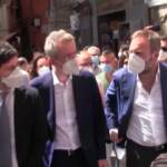 Speranza nei vicoli di Napoli, riceve la statuina e non rinuncia ai riti scaramantici