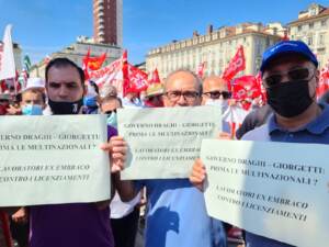 Sindacati in piazza, cartelli contro il governo