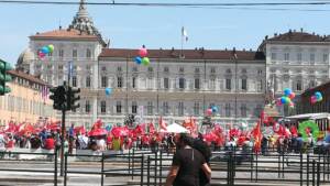 Sindacati in piazza in tre città, Landini al governo: “Non è il momento di fratture sociali”