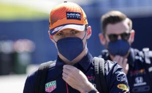 F1, Gp Stiria: Verstappen in pole. Leclerc è settimo