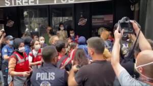 Pride, la polizia blocca il corteo a Istanbul: scontri e arresti