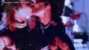Maneskin, bacio tra Damiano e Thomas in diretta sulla tv polacca: “L’amore non è mai sbagliato”