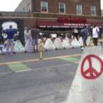 Floyd, dopo la sentenza turisti e cittadini nel luogo della sua morte a Minneapolis