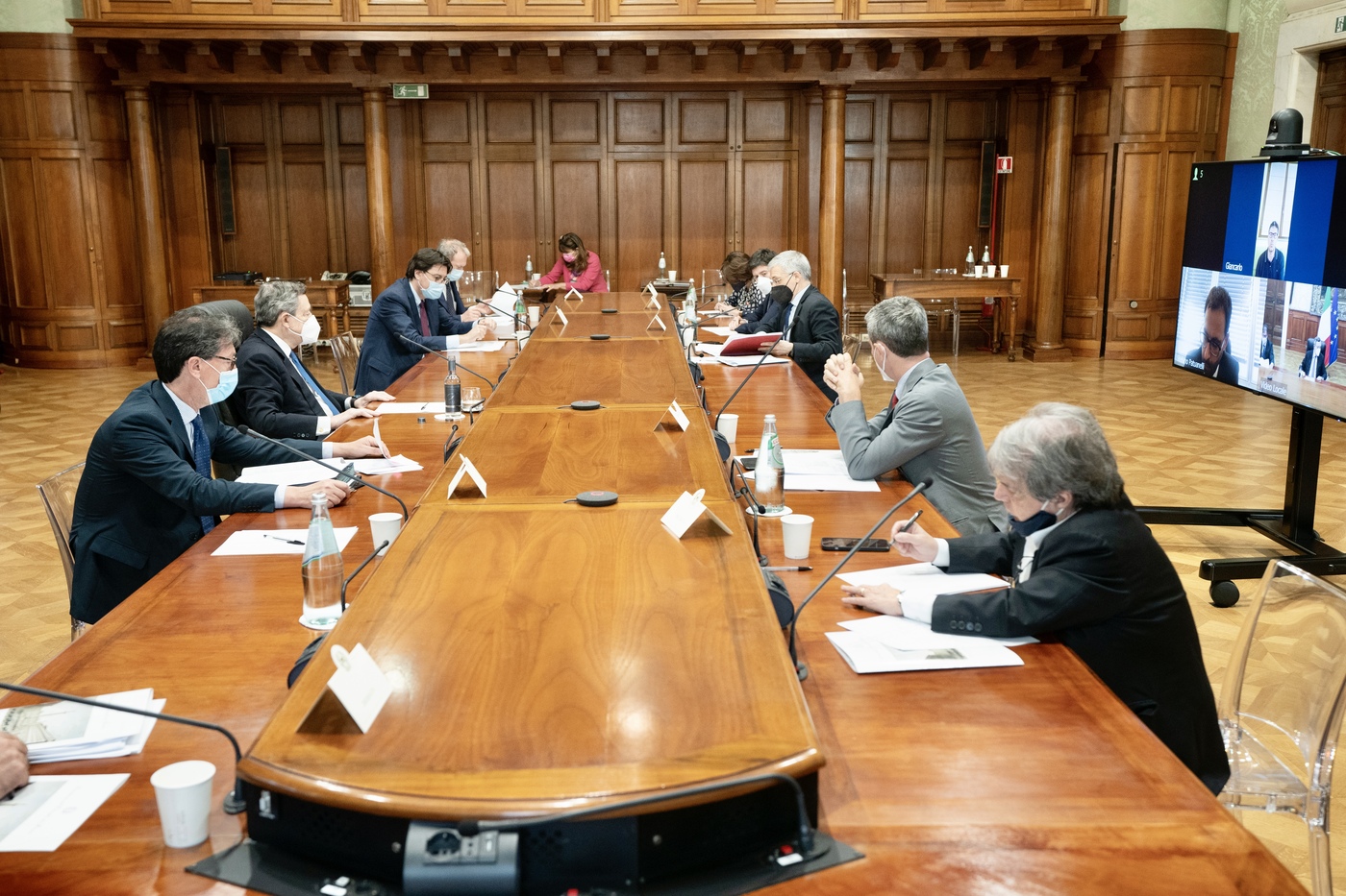 Covid, il governo lavora a nuovo decreto. Anche Green pass per locali al chiuso e discoteche. Maggioranza divisa