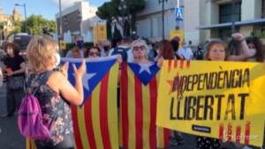 Barcellona, separatisti catalani protestano contro la visita di re Felipe