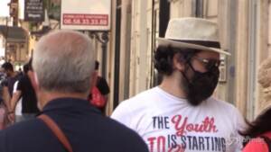 Via le mascherine all’aperto, a Roma in molti non si fidano delle varianti