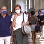 L’obbligo di mascherina non c’è più, ma i milanesi continuano a indossarla