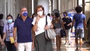 L’obbligo di mascherina non c’è più, ma i milanesi continuano a indossarla