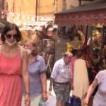 Via le mascherine all’aperto ma non in Campania: a Napoli cittadini concordano con De Luca