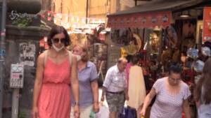 Via le mascherine all’aperto ma non in Campania: a Napoli cittadini concordano con De Luca