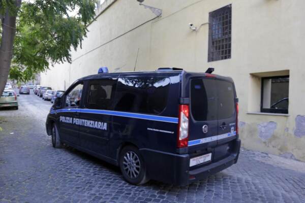 Carceri, a Santa Maria Capua Vetere contestati tortura e depistaggio ad agenti