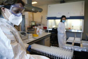 Roma, laboratorio per l’analisi dei tamponi Covid nel Campus Biomedico