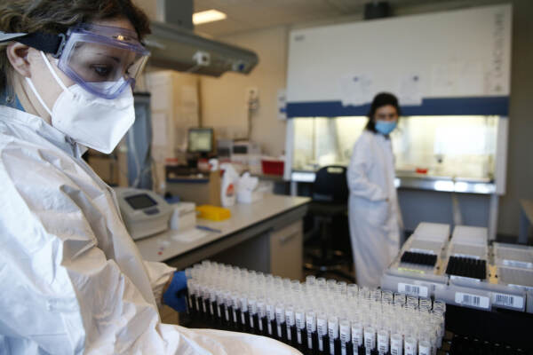 Roma, laboratorio per l’analisi dei tamponi Covid nel Campus Biomedico