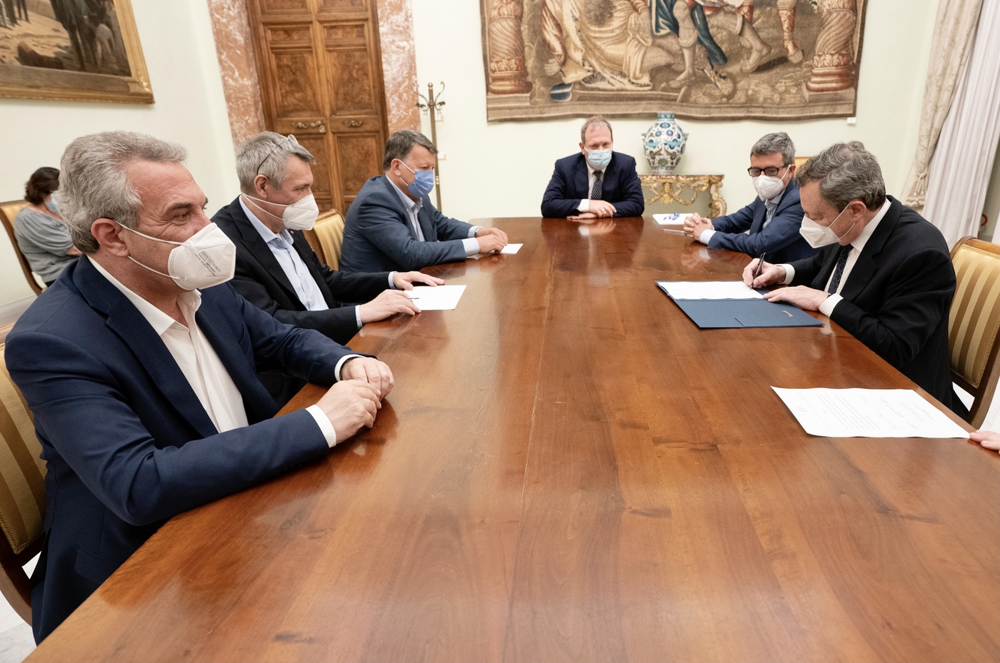 Lavoro, dopo 6 ore intesa governo-sindacati: usare cig prima di licenziamenti