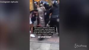 Milano, cariche davanti al McDonald’s: “Manganellate perché siamo stranieri”