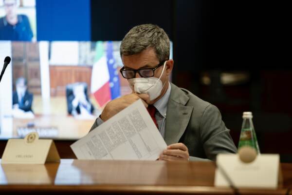 Mario Draghi alla cabina di regia a Palazzo Chigi