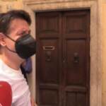 Conte in tenuta da tennis avvicinato da un passante: “Almeno questa partita l’ha vinta?”