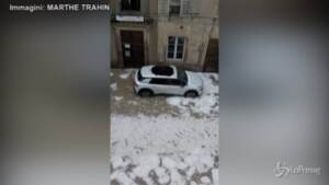 Francia, violenta grandinata a Plombières-Les-Bains: villaggio imbiancato