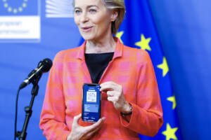 Covid, Von der Leyen: mostra il suo green pass digitale Covid