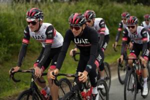 Ciclismo, Tadej Pogacar con i compagni del team UAE Emirates in allenamento per le strade di Brest