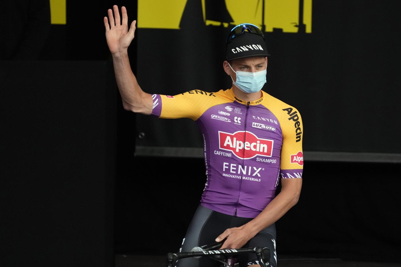 Tour, Pogacar vince crono ed è già padrone. Van der Poel resta leader