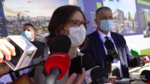 Mariastella Gelmini intervistata dai giornalisti