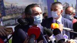 Attilio Fontana intervistato dai giornalisti a Milano